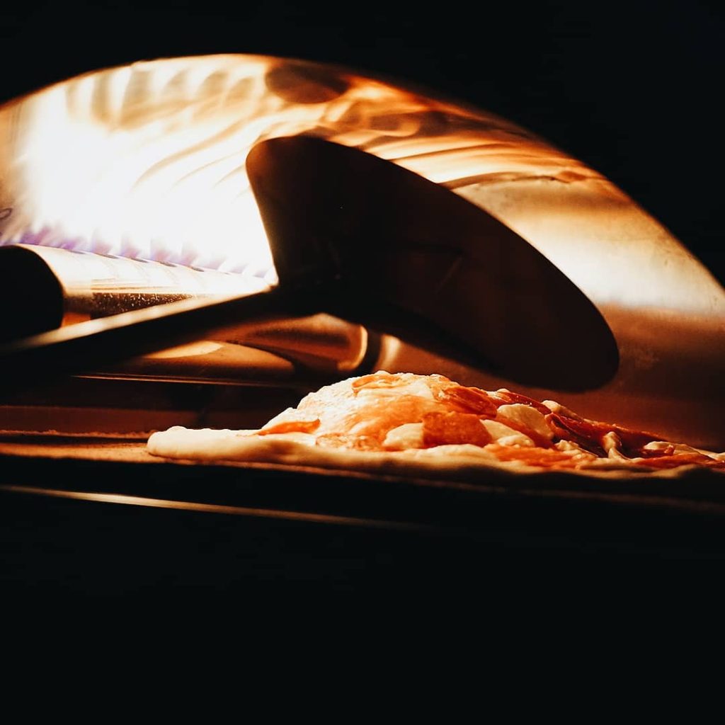 ogień w piecu do pizzy neapolitańskiej